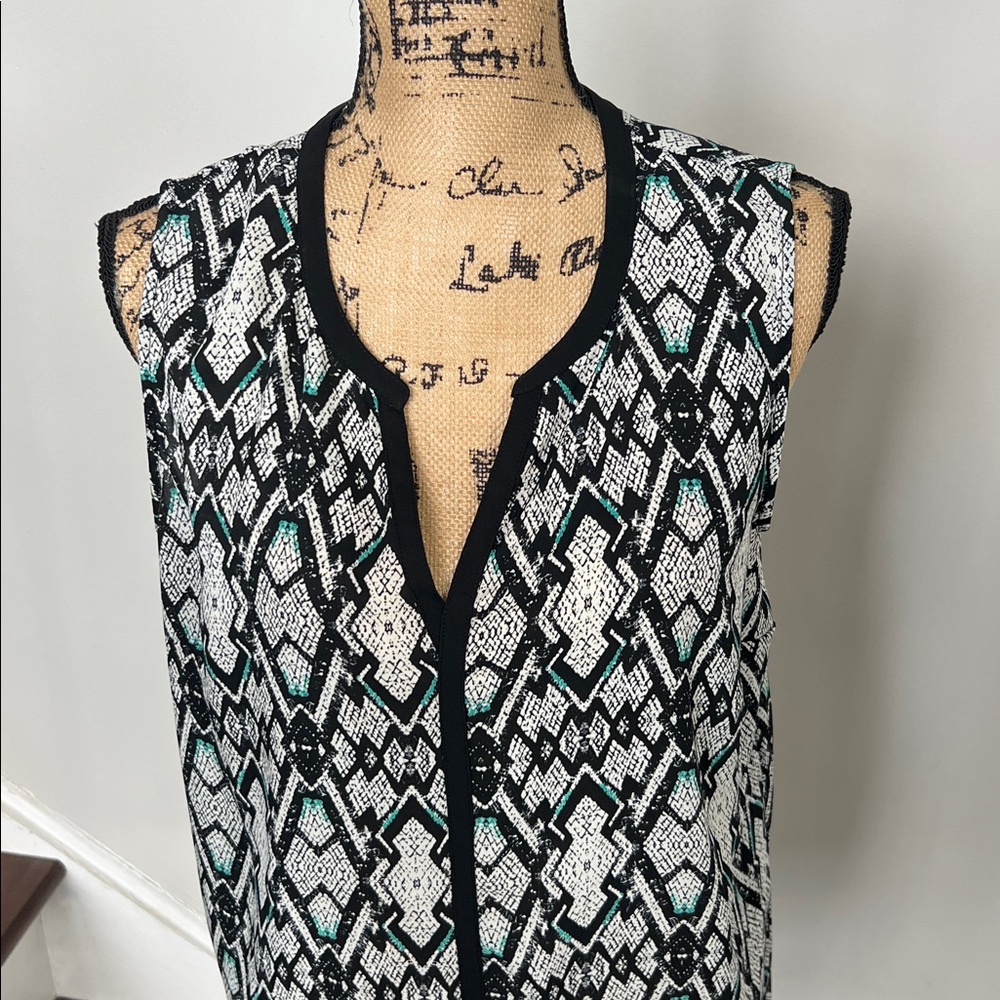 Pure Energy Black and White Geometric Sleeveless Blouse - Picture 2 of 5